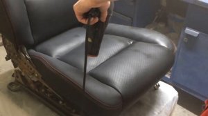 Процесс нанесения защитного лака на кожу