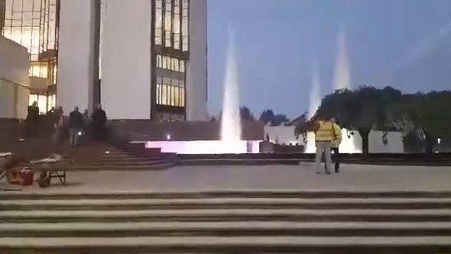 Фонтаны у здания администрации президента. После ремонта смотреть онлайн