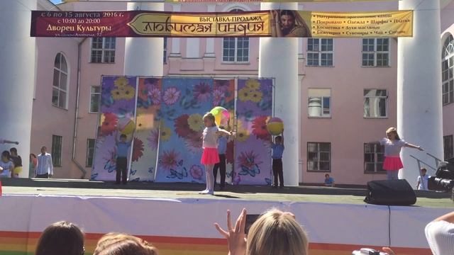 Музыкально-ритмическая композиция с мячами «Голуби»