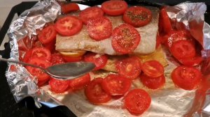 Красная форель с помидорами в духовке.