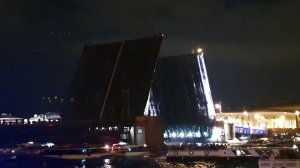 Разведение мостов под музыку Цоя. Дворцовый мост Санкт-Петербург, август 2020