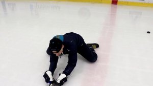 Разминка хоккеиста на льду