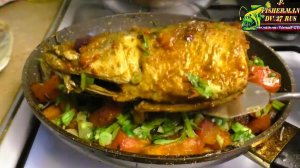 Скумбрия жареная с помидорами и беконом, домашнее блюдо ресторанного уровня. Это очень вкусно.