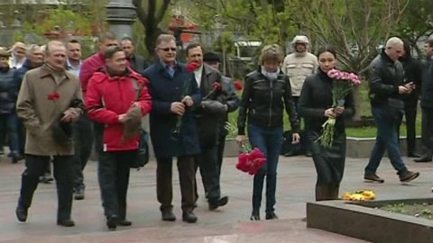 В Киеве возложили цветы к памятнику легендарному советскому генералу Николаю Ватутину