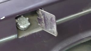 Амбарный замок на лючок бензобака автомобиля.