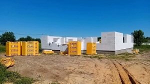 Обзор строительства одноэтажного дома из газобетона на фундаменте монолитная плита с ребрами.