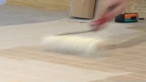 Клеим бамбуковые обои