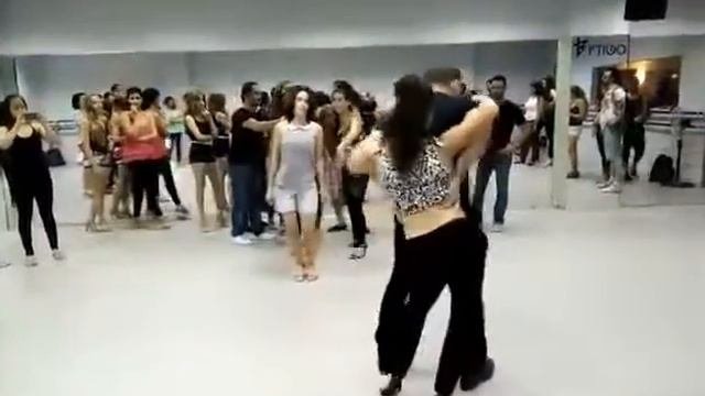 Вечеринка бачата в Тель-Авиве (один партнер, несколько партнерш)