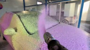 Разноцветная пена на автомойке самообслуживания.