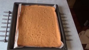 Рулет бисквитный со взбитыми сливками Быстрый рецепт к чаю