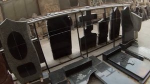 Пример выставки памятников.  Низ памятников. Плиты гранитные. Гранитные памятники. #Гранитоптом