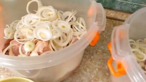 Шашлык из куриного бедра по-домашнему рецепту в сочном соусе