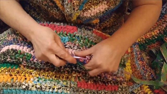 Вяжем коврики из ситцевых лент. Выходные в Москве. смотреть онлайн