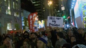 Сторонники Хиллари Клинтон, недовольные победой Дональда Трампа, вышли на акции протеста
