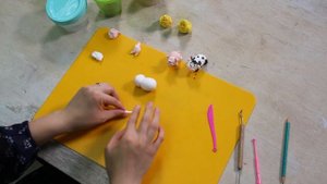 Лепим ЦЫПЛЕНКА и КОРОВКУ | Простые поделки из пластилина для детей  | Часть 2