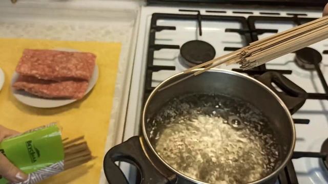 ГРЕЧНЕВАЯ ЛАПША С ФАРШЕМ! ОТ ВКУСВИЛЛА? И как быстро разморозить фарш! смотреть онлайн