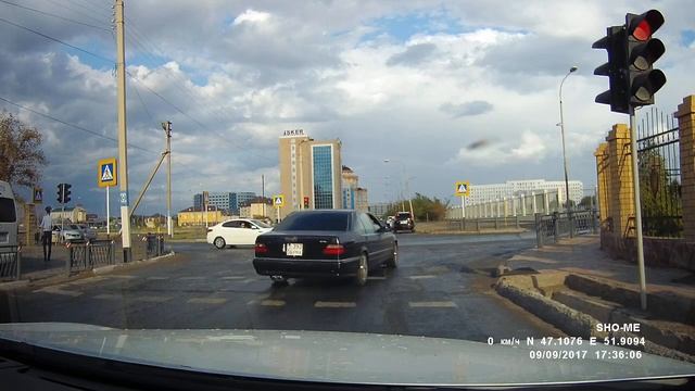 09-09-2017 ул.Кулманова, Атырау. Мерседес, № kz 393 FMA 06. Ст.601, ч.1 КоАП смотреть онлайн