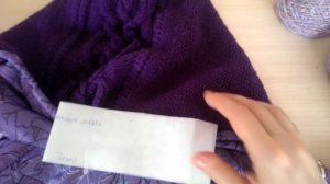 Куртка с вязаным капюшоном и манжетами-митенками.