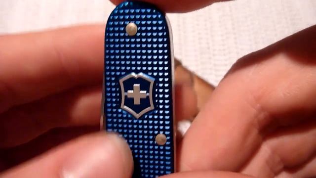 Knife Review: Victorinox Cadet (Blue Alox) смотреть онлайн