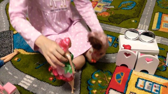 Сериал про Кукол ”Жизнь Софии и её семья„ Первое занятие￼￼￼ на гимнастике или в парикмахерской смотреть онлайн