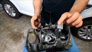 How to Remove a Land Rover Freelander 2 Headlight - HID Bulb Replacement