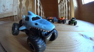 Монстр-траки против АКУЛЫ/Сбиваем акулу машинками Monster Jam