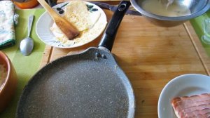 Салат с копченым беконом и маринованным луком