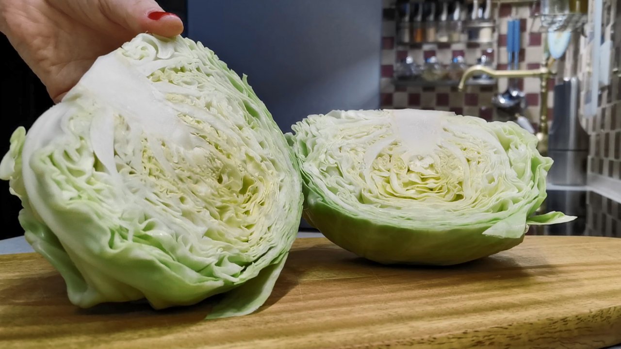 Такой КАПУСТЫ сколько ни приготовь СЪЕДАЕТСЯ КОЧАНАМИ без мяса! Капуста в молоке с хитрой присыпкой!
