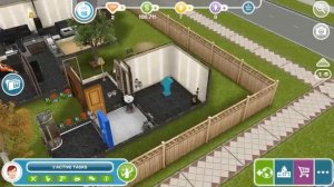 Practice Auctioneering Using A Neighbor's Auction Podium (Sims FreePlay)