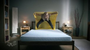 Женщина заправляет кровать