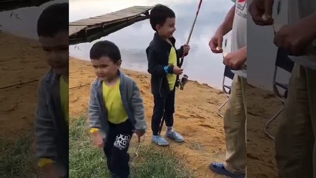 дети ловят рыбу смотреть онлайн