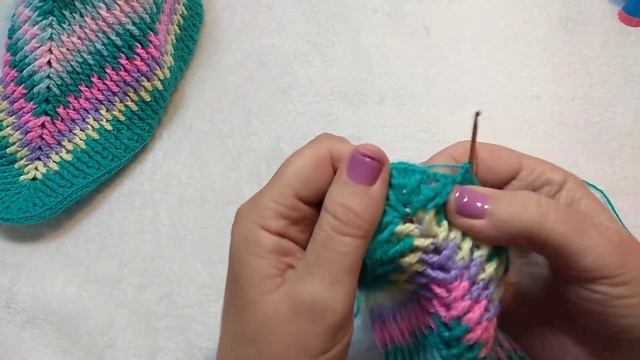 Оригинальные домашние тапочки крючком. МК. Ч. 2. Вязание рельефными столбиками с градиентом. смотреть онлайн