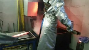 Брызгает масло.