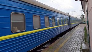 ЧС8-019 с поездом Ужгород -Лисичанск прибывает на станцию Святошин 4K