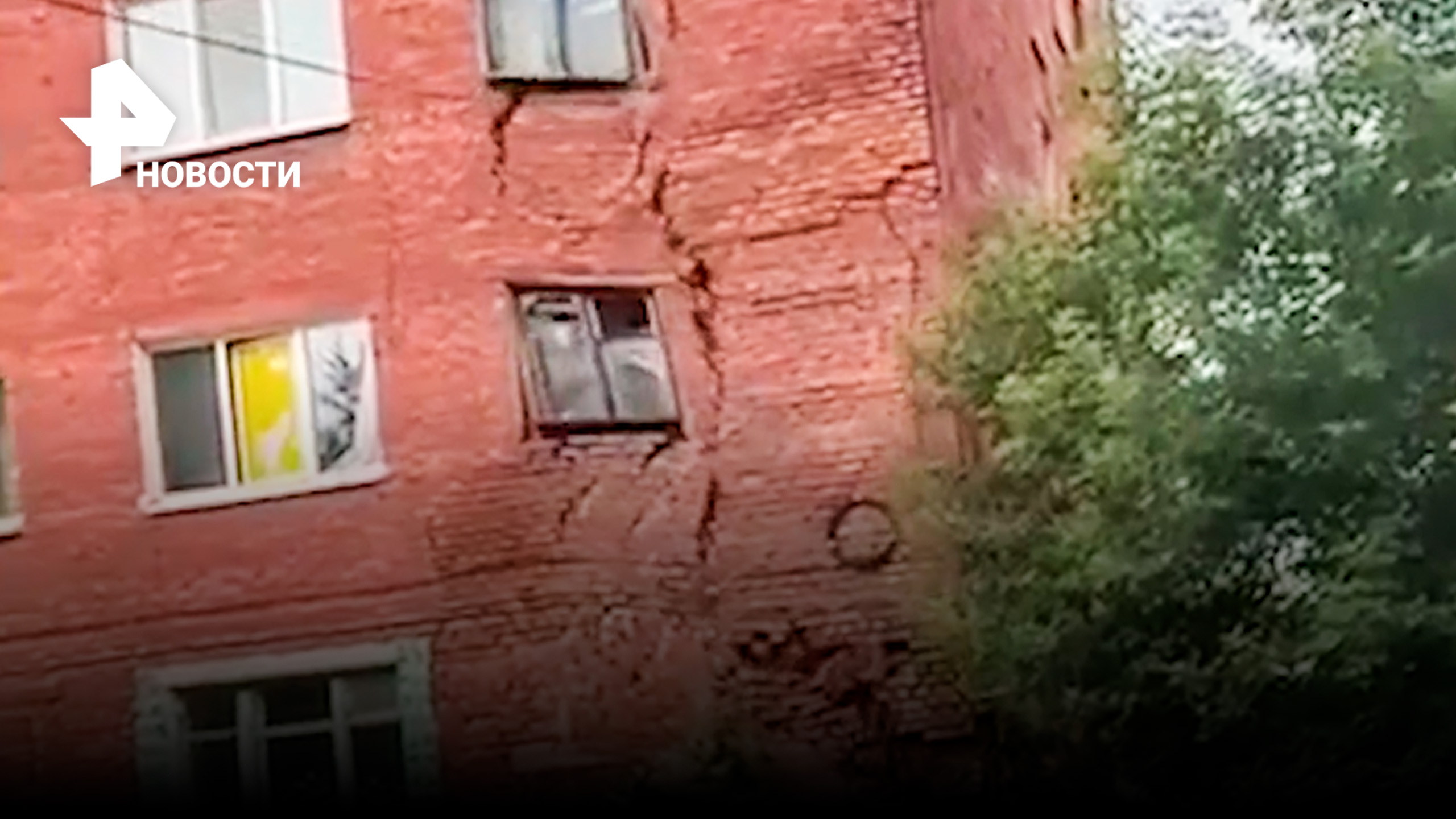 "Вторая стена тоже может рухнуть", - спасатели разбирают завалы дома в Омске / РЕН Новости