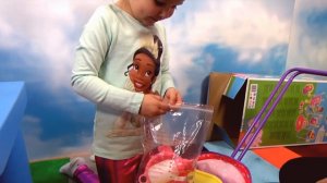 Свинка Пеппа коляска и качелька и открываем игрушки из сказки кормим куклу Peppa