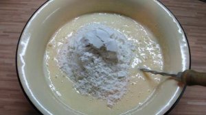 Шарлотка со сметаной и яблоками