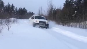 Тойота Тундра немножко резвится в снегу