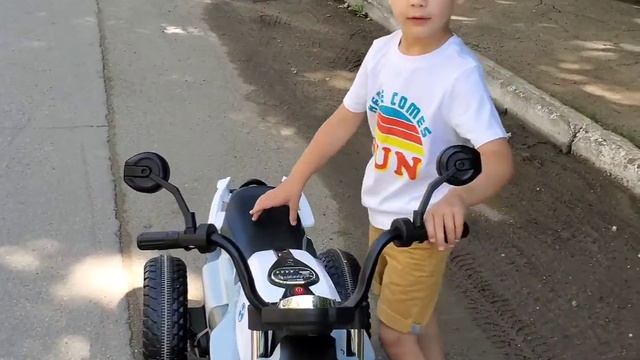 ДЕТСКИЙ ЭЛЕКТРОМОТОЦИКЛ С ПОДСВЕТКОЙ || Обзор электромотоцикла || Видео для детей || ТИМ Тимыч