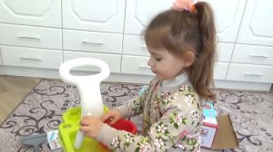 Распаковка детского игрового набора для уборки с тележкой и игрушечным пылесосом.