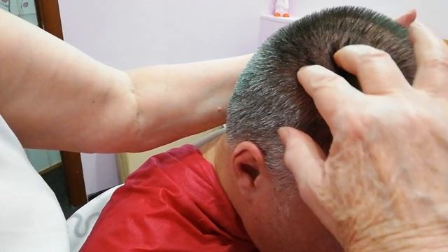 Массаж головы мужчине с короткой стрижкой. смотреть онлайн