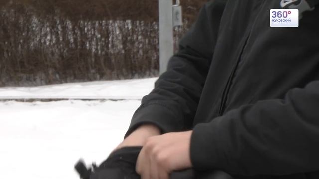 По Жуковскому на велосипедах прокатились Санта-Клаусы смотреть онлайн