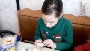 Открываем палочки с сюрпризом Кукурузные палочки