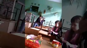 Мальчики дерутся за стул(смотреть всем)