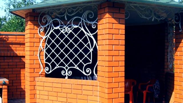 Красивая садовая беседка из кирпича с ковкой на даче, в саду, возле дома на участке смотреть онлайн