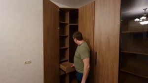 Стильный и недорогой угловой шкаф из ЛДСП EGGER с алюминиевым черным фасадом и затемненным стеклом