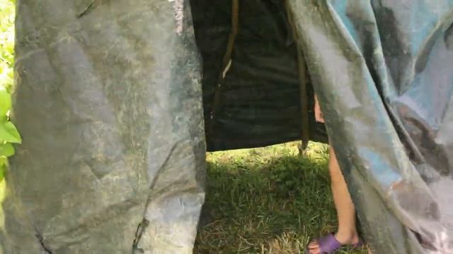 Построили настоящий мистический шалаш в саду Веселая семейка смотреть онлайн