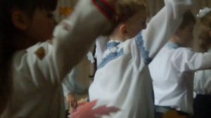 Танець з листочками.