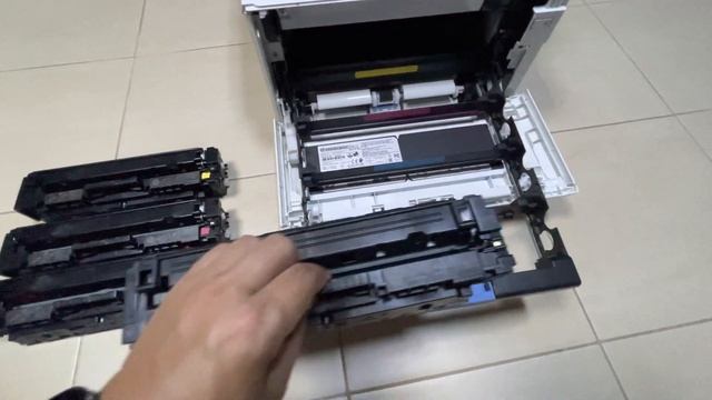 HP Color LaserJet Pro MFP M477fdn M477fdw M477fnw Replacing the Toner Cartridge смотреть онлайн