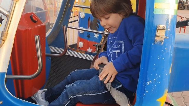 Fatih Selim ayı'sıyla luna parkta tramboline çarpışan arabalara helikoptere biniyor ve çok eğleniyo смотреть онлайн